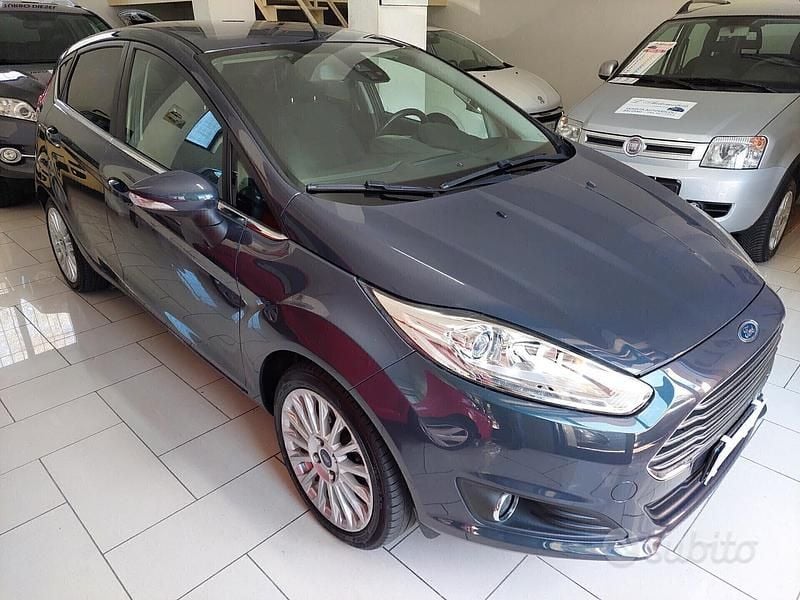 Gebraucht Ford Fiesta Titanium 95 PS (69 kW) 2015 Blau Limousine