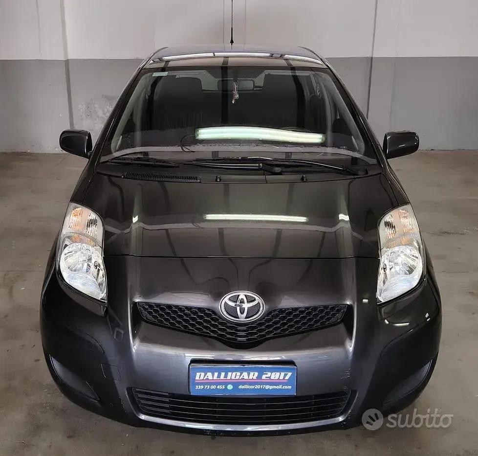 Usata Toyota Yaris 69 CV (50 kW) 2009 Grigio Utilitaria