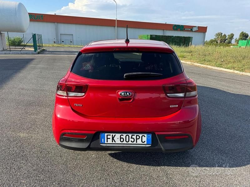 Usata Kia Rio 74 CV (54 kW) 2017 Rosso Berlina