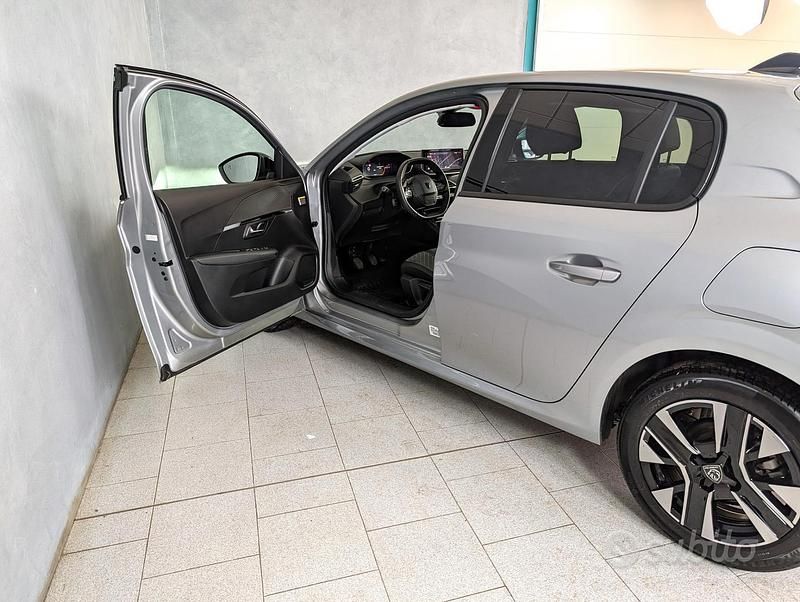 Usata Peugeot 208 Allure 101 CV (74 kW) 2024 Grigio Utilitaria