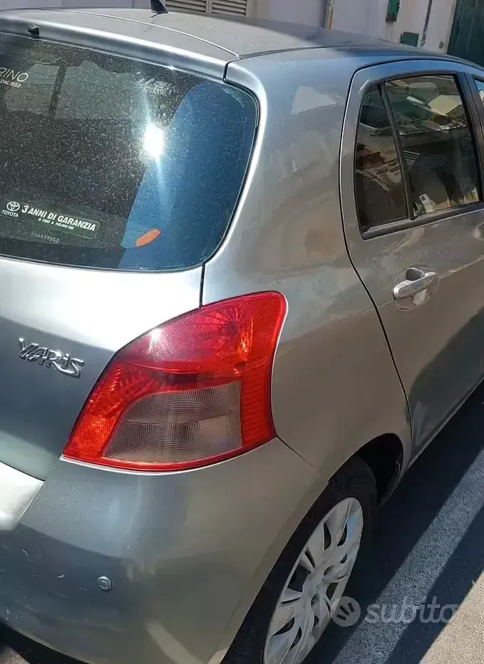 Usata Toyota Yaris 69 CV (50 kW) 2007 Grigio Utilitaria