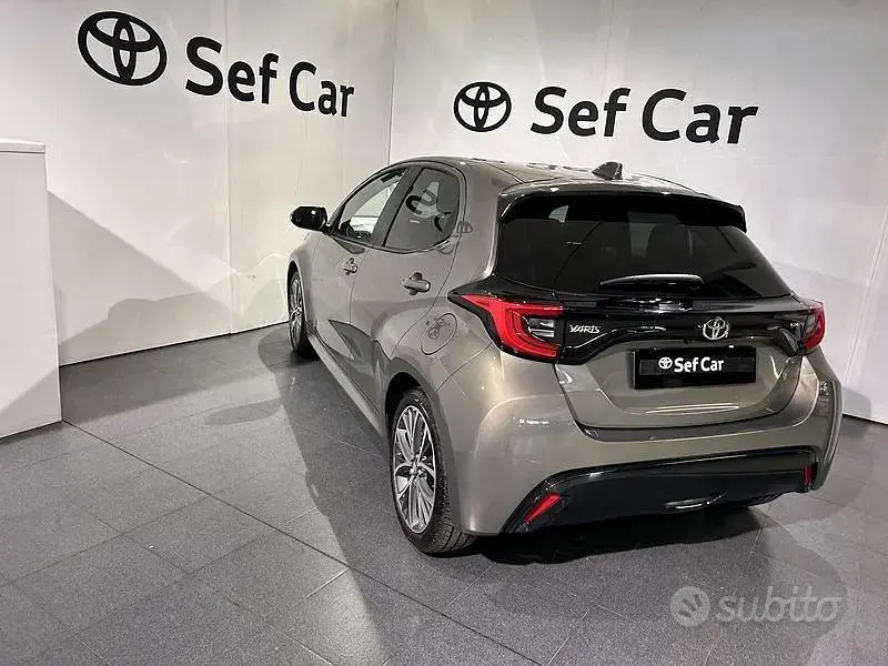 Usata Toyota Yaris Hybrid Lounge 131 CV (96 kW) 2024 Marrone Berlina