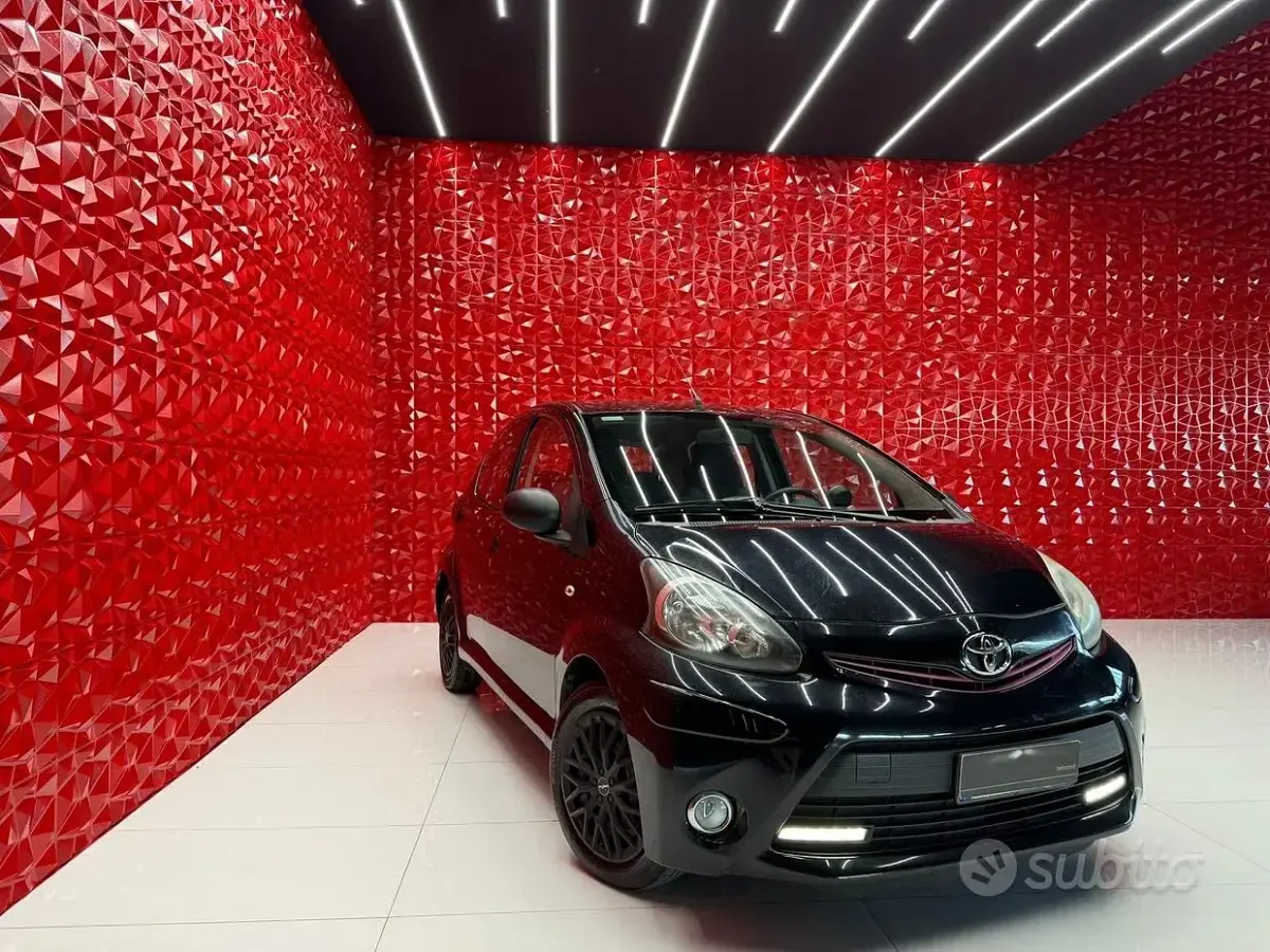 Begagnad Toyota Aygo Active 68 HK (50 kW) 2013 Svart Halvkombi