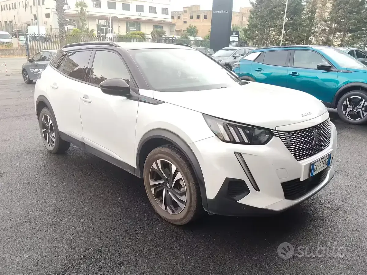 Usata Peugeot e-2008 GT 56 kW (77 CV) 2022 Bianco SUV