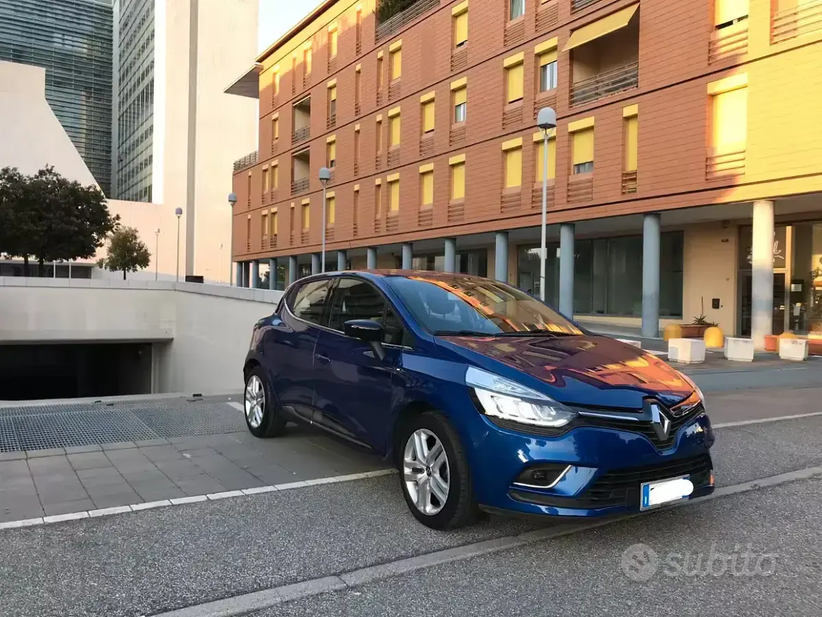 Usata Renault Clio Zen 76 CV (55 kW) 2019 Bluazzurro Utilitaria
