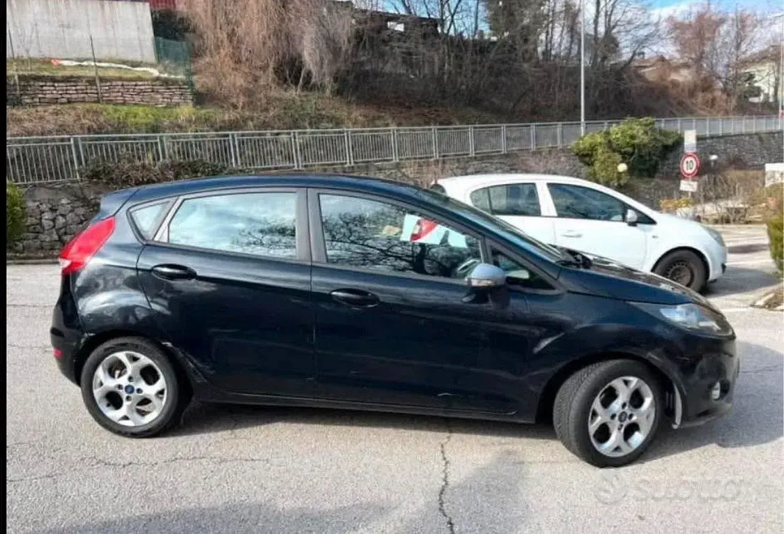 Usata Ford Fiesta 53 CV (38 kW) 2011 Nero Utilitaria
