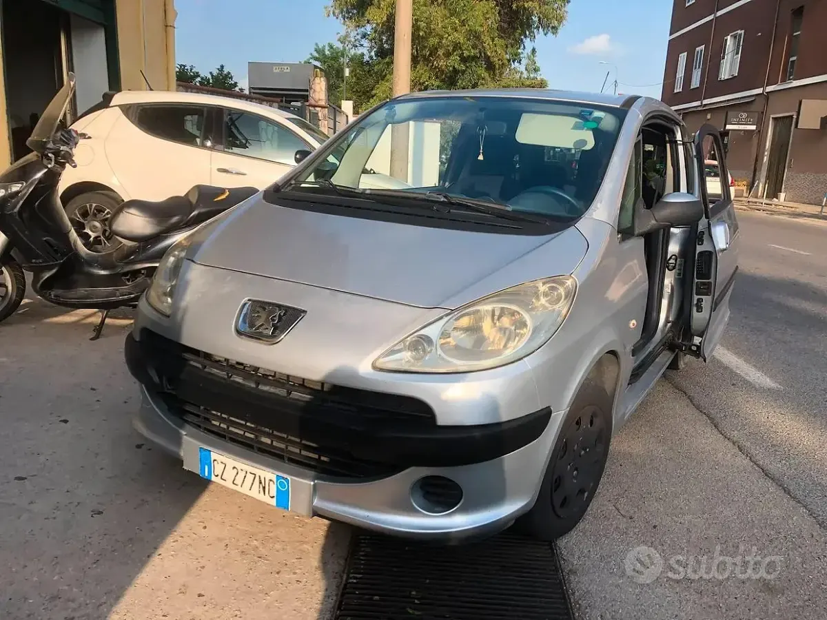 Usata Peugeot 1007 73 CV (53 kW) 2006 Grigio Monovolume