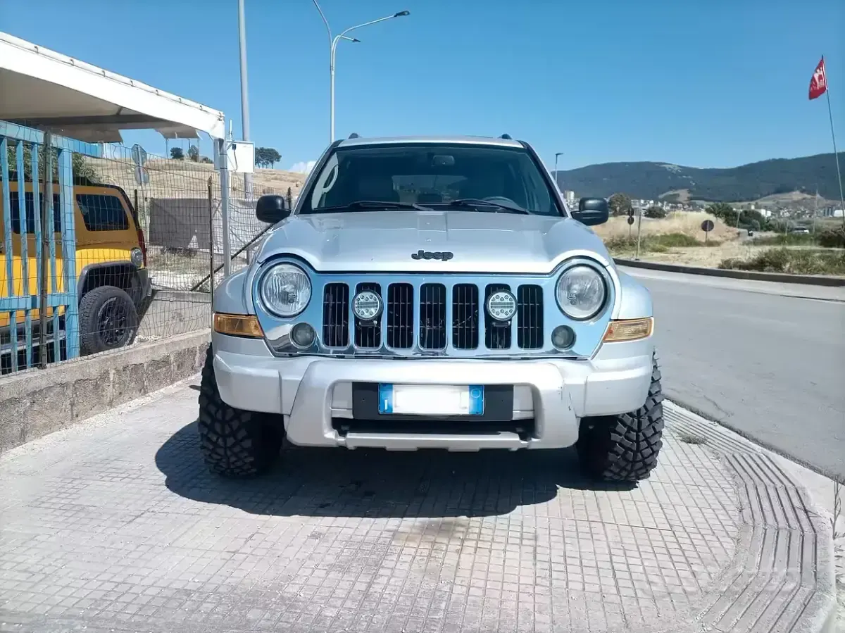 Usata Jeep Cherokee 163 CV (119 kW) 2006 Grigio SUV