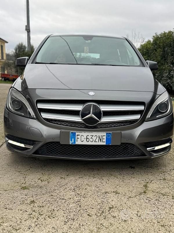 Käytetty Mercedes B200 2014 Harmaa Tila-auto