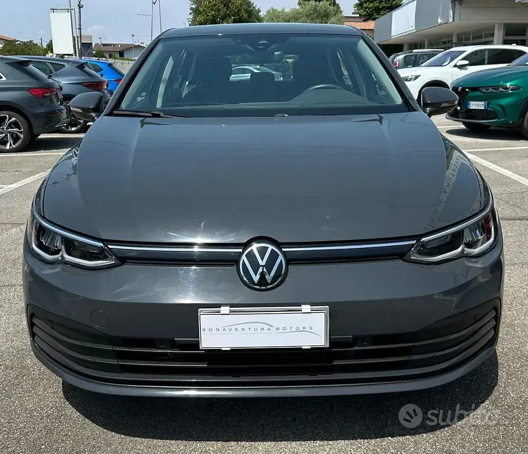 Usata VW Golf VIII Life 110 CV (80 kW) 2022 Grigio Berlina