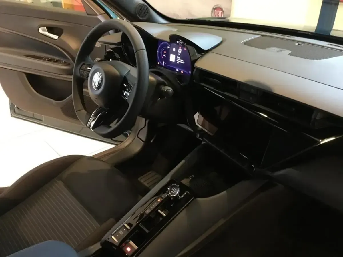 Usata Alfa Romeo Junior 114 kW (156 CV) 2025 Blu/azzurro SUV