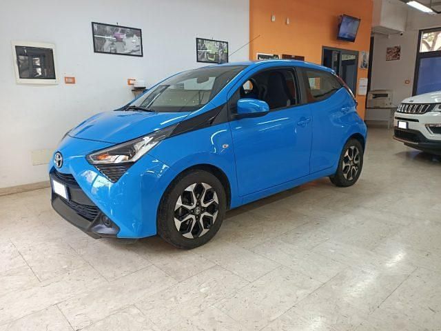 Usata Toyota Aygo Connect Style 72 CV (52 kW) 2019 Azzurro Utilitaria