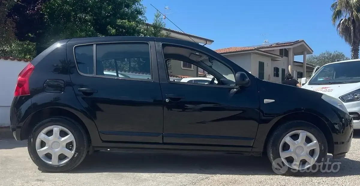 Usata Dacia Sandero Lauréate 75 CV (55 kW) 2010 Nero Berlina