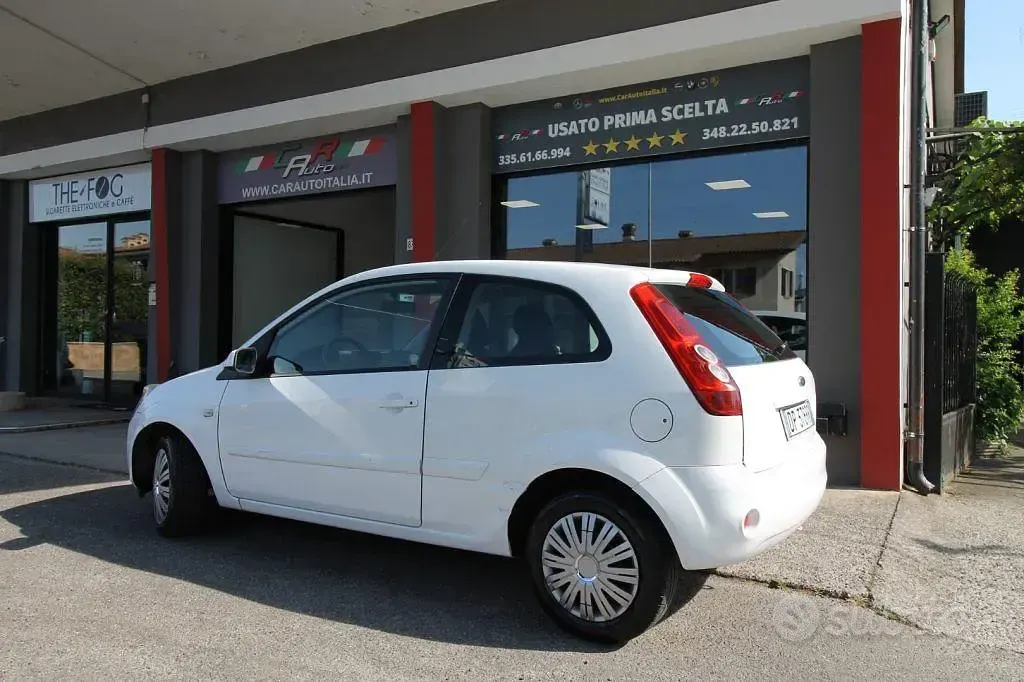 Usata Ford Fiesta 68 CV (50 kW) 2008 Bianco Utilitaria