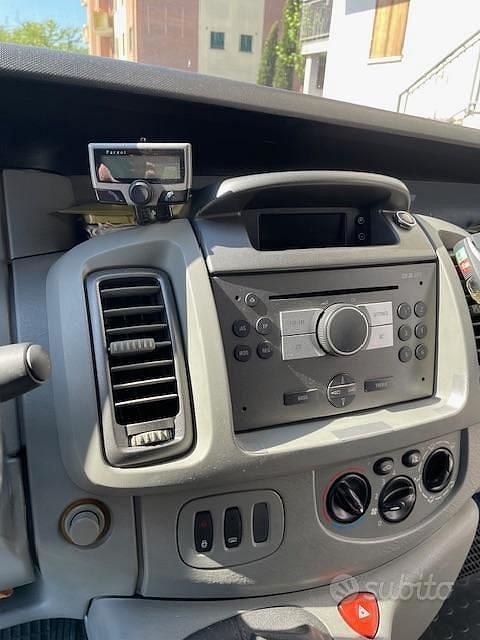 Usata Opel Vivaro 90 CV (66 kW) 2007 Nero Monovolume