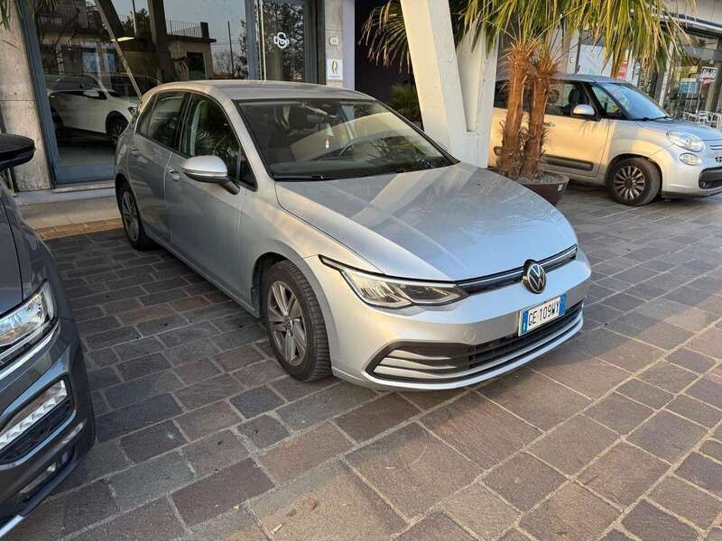 Argento Usata 2021 VW Golf VIII Tre volumi | 16.900 € (Ottimo prezzo) - Immagine 1/4