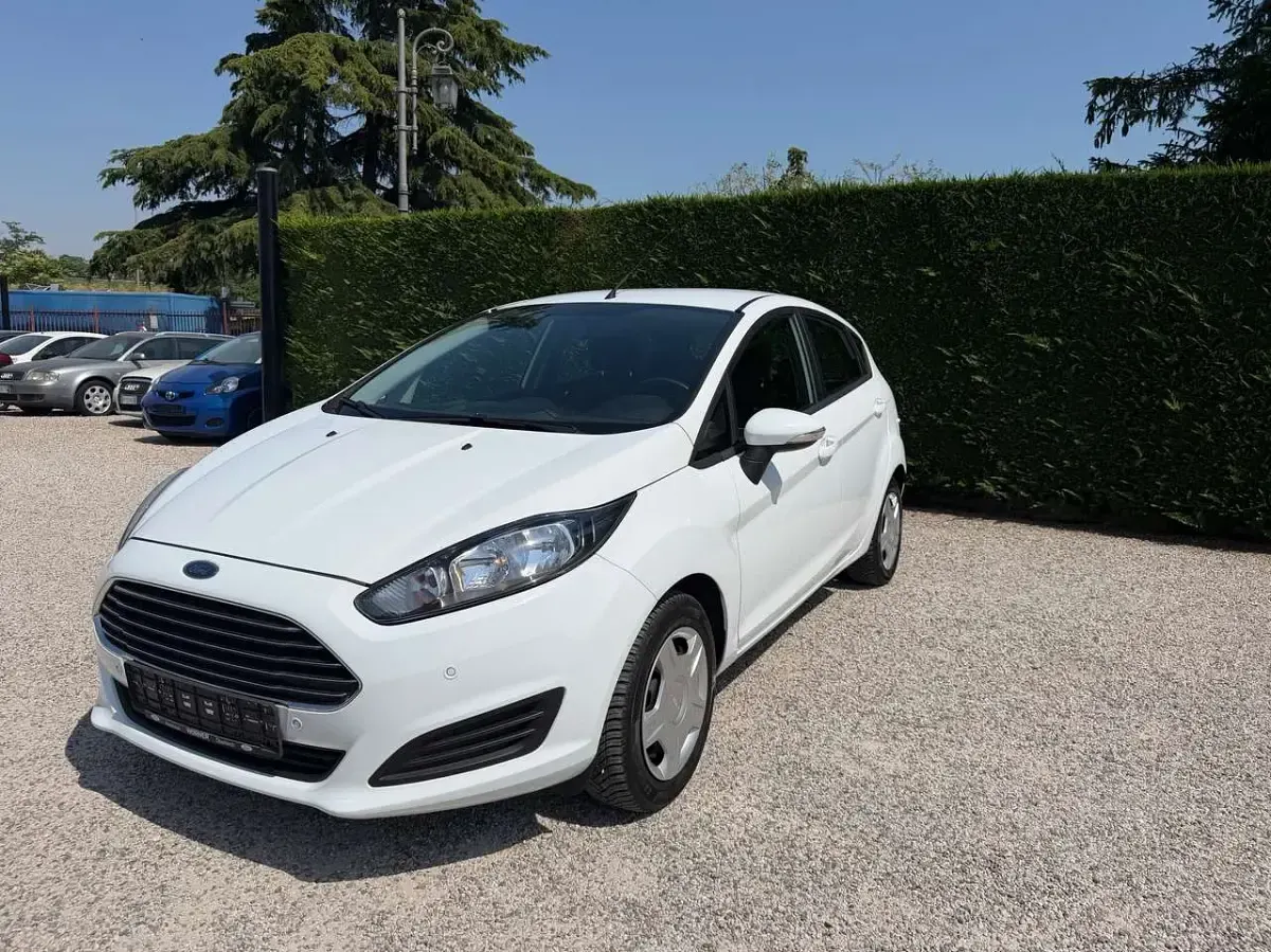 Usado Ford Fiesta 101 HP (74 kW) 2013 Branco Citadino