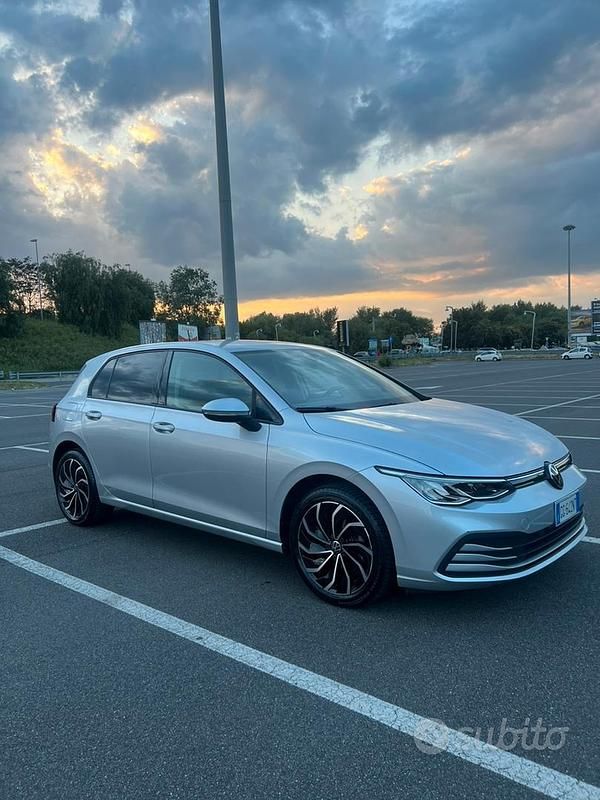 Usata VW Golf VIII Life 115 CV (84 kW) 2022 Grigio Berlina