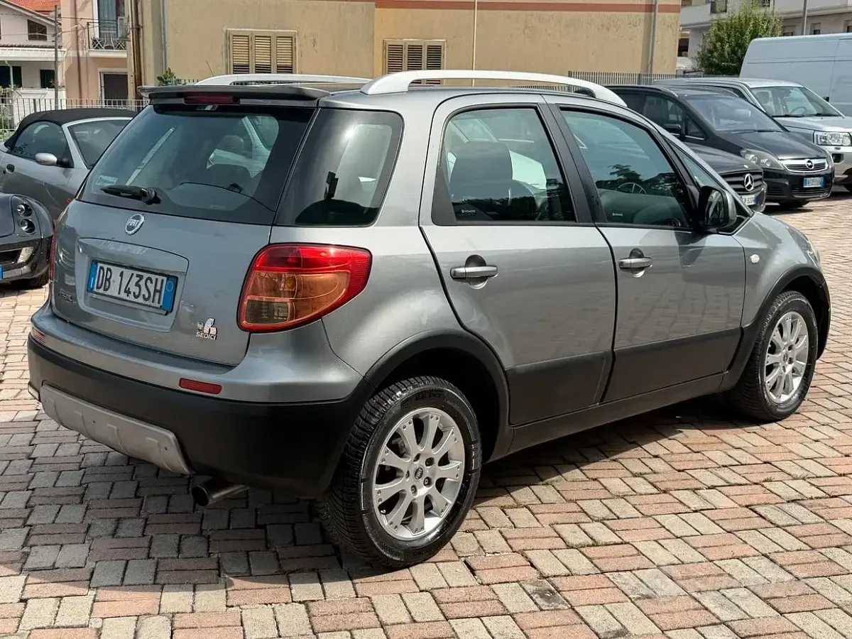 Usata Fiat Sedici Emotion 120 CV (88 kW) 2006 Grigio SUV