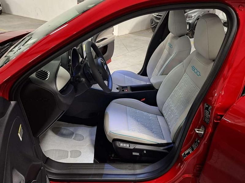 Nouvelle Fiat 600 La Prima 101 ch (74 kW) 2025 Rouge SUV