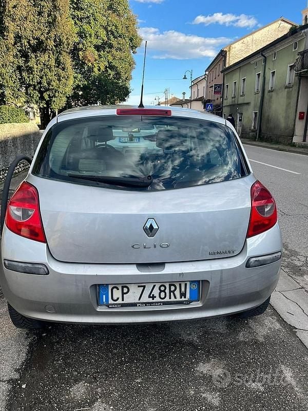 Usata Renault Clio II 2005 Grigio Berlina