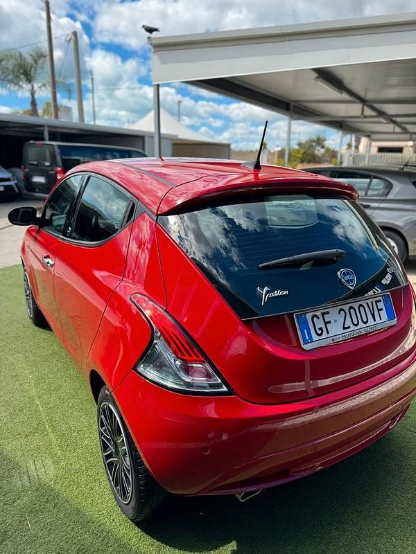 Usata Lancia Ypsilon Gold 69 CV (50 kW) 2021 Rosso Utilitaria
