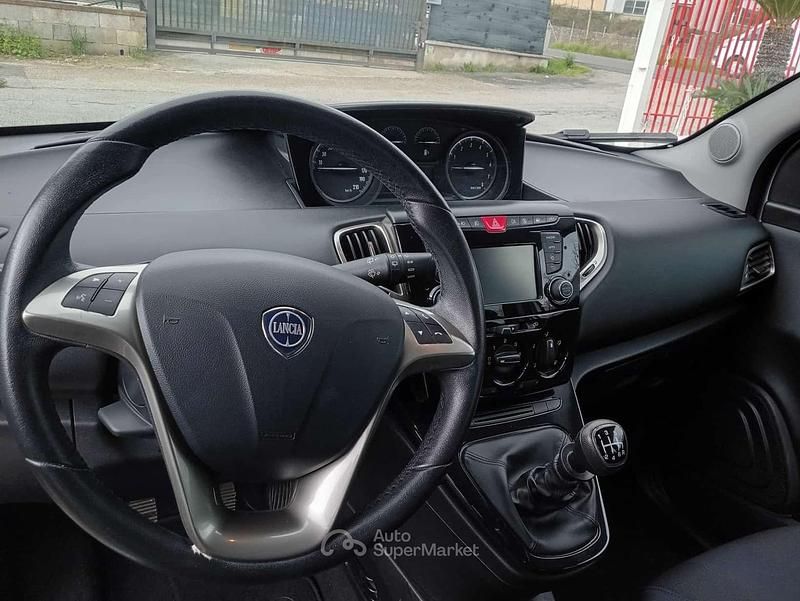 Usata Lancia Ypsilon 69 CV (50 kW) 2021 Argento Utilitaria