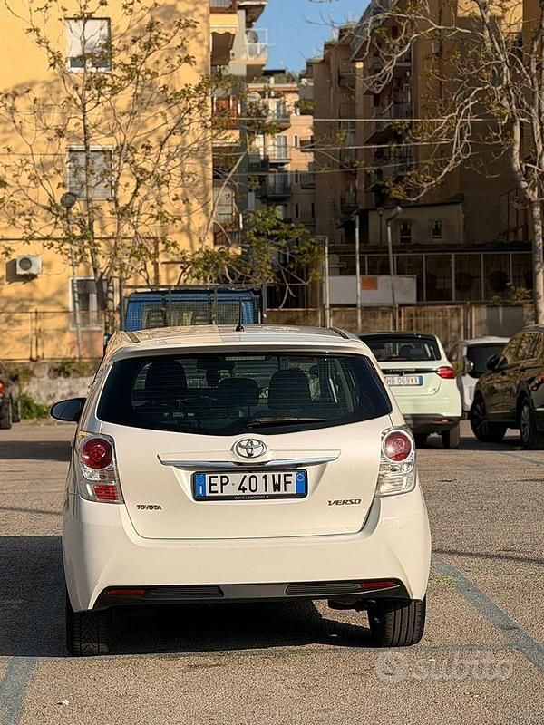Usata Toyota Verso Active 126 CV (92 kW) 2013 Bianco Monovolume