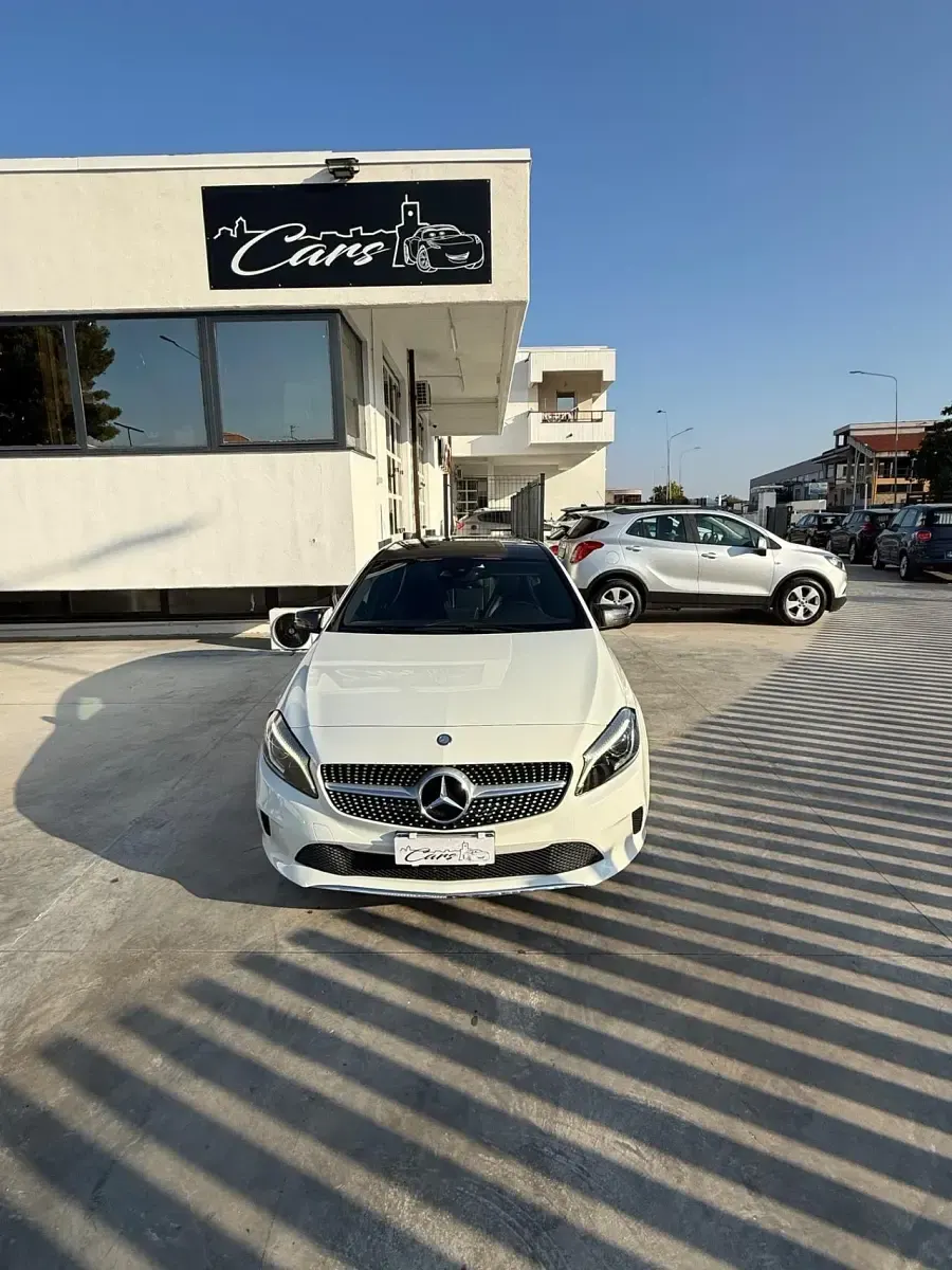 Usata Mercedes A180 Premium 108 CV (79 kW) 2017 Bianco Utilitaria