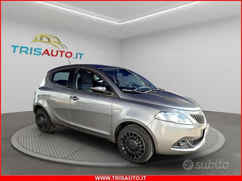 Usata Lancia Ypsilon Silver 71 CV (52 kW) 2022 Grigio Utilitaria