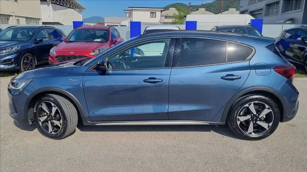 Begagnad Ford Focus Active X 125 HK (91 kW) 2023 Blå Sedan
