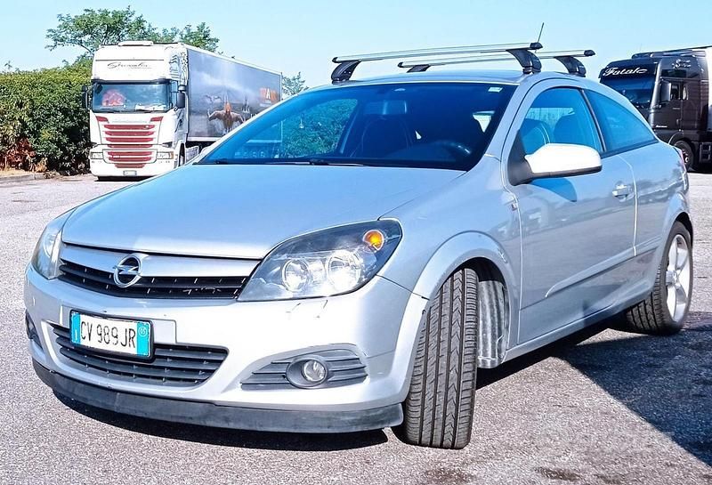 Usata Opel Astra GTC Enjoy 101 CV (74 kW) 2005 Grigio Berlina