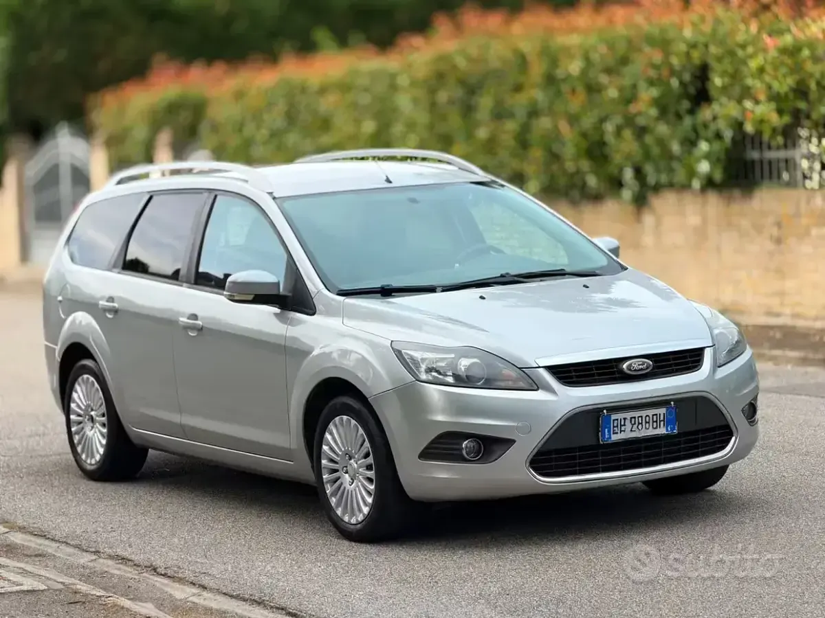 Usata Ford Focus 109 CV (80 kW) 2010 Grigio Station wagon
