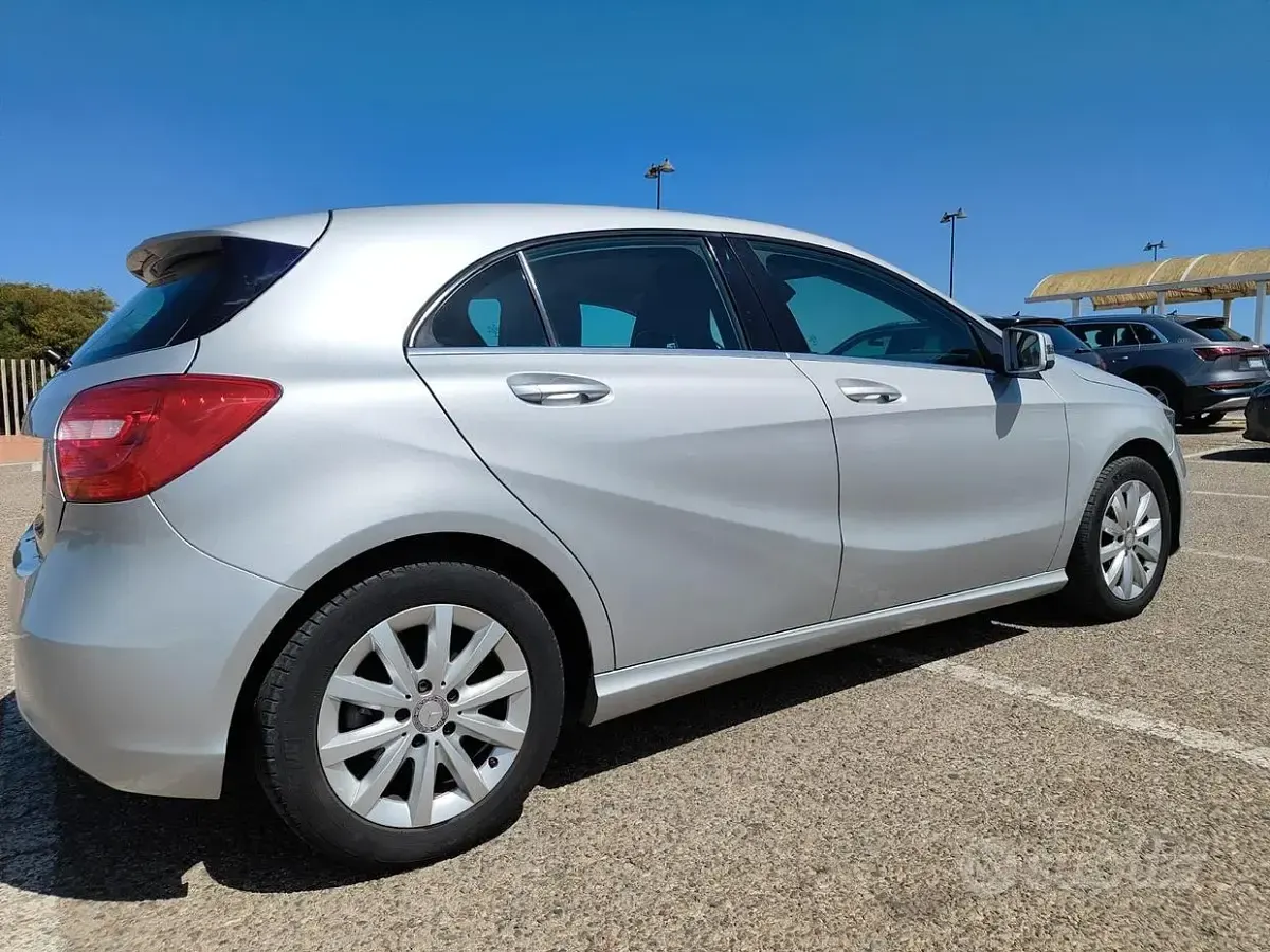 Usata Mercedes A180 Executive 109 CV (80 kW) 2015 Grigio Utilitaria