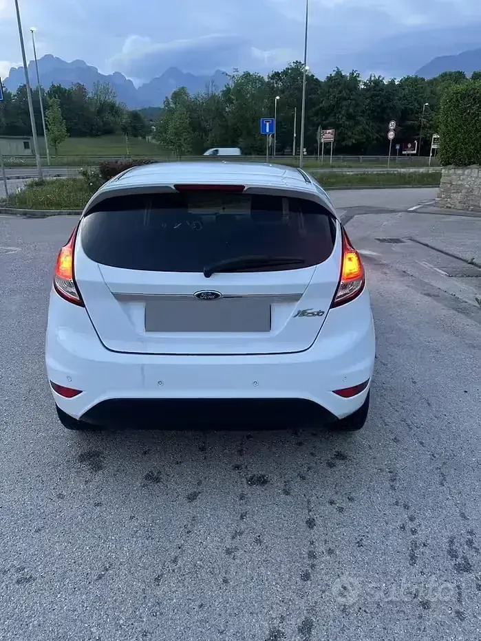 Usata Ford Fiesta 95 CV (69 kW) 2015 Bianco Utilitaria
