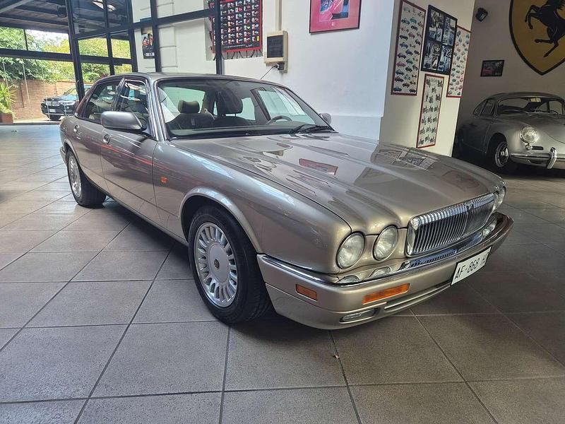 Beige Usata 1996 Daimler Double Six Serie 1 Tre volumi | 27.500 € - Immagine 1/4