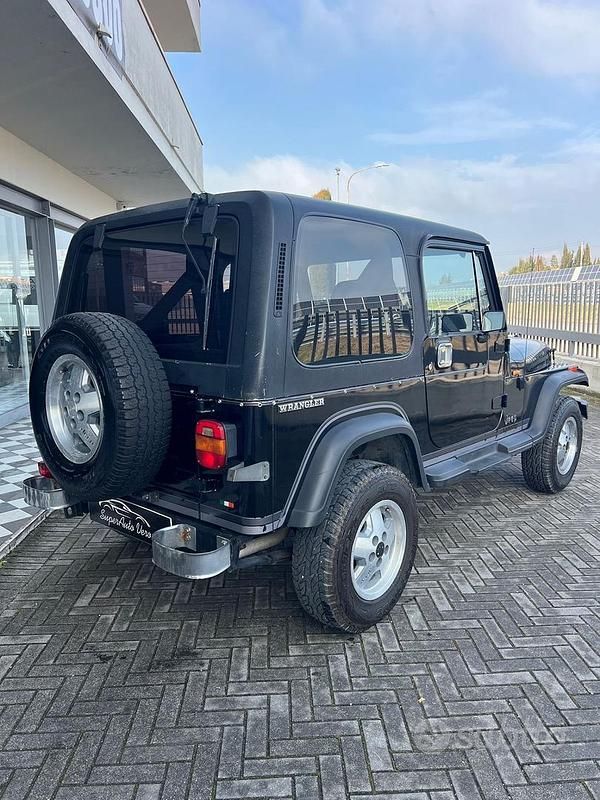 Usata Jeep Wrangler Laredo 103 CV (75 kW) 1990 Nero SUV
