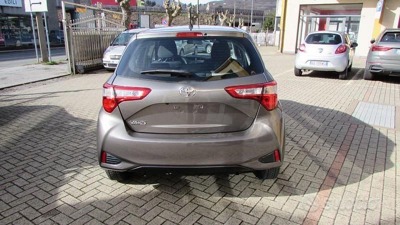 Usata Toyota Yaris Business Edition 69 CV (50 kW) 2017 Grigio Berlina