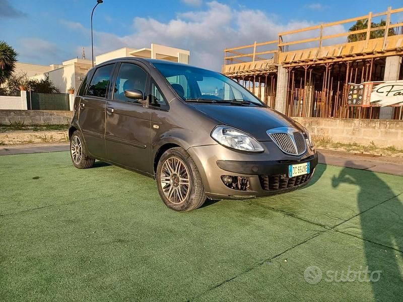 Usata Lancia Musa 90 CV (66 kW) 2006 Marrone Monovolume