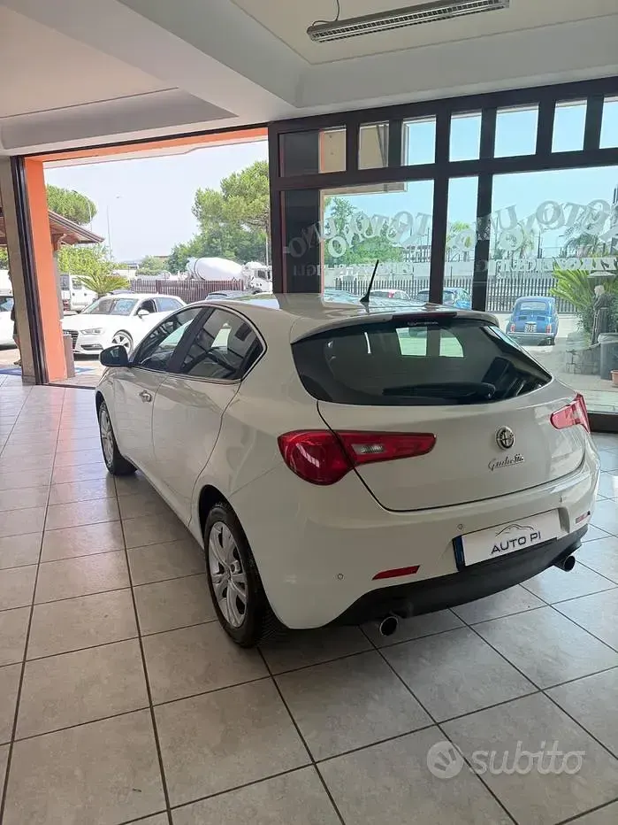 Usata Alfa Romeo Giulietta Distinctive 170 CV (125 kW) 2011 Bianco Utilitaria