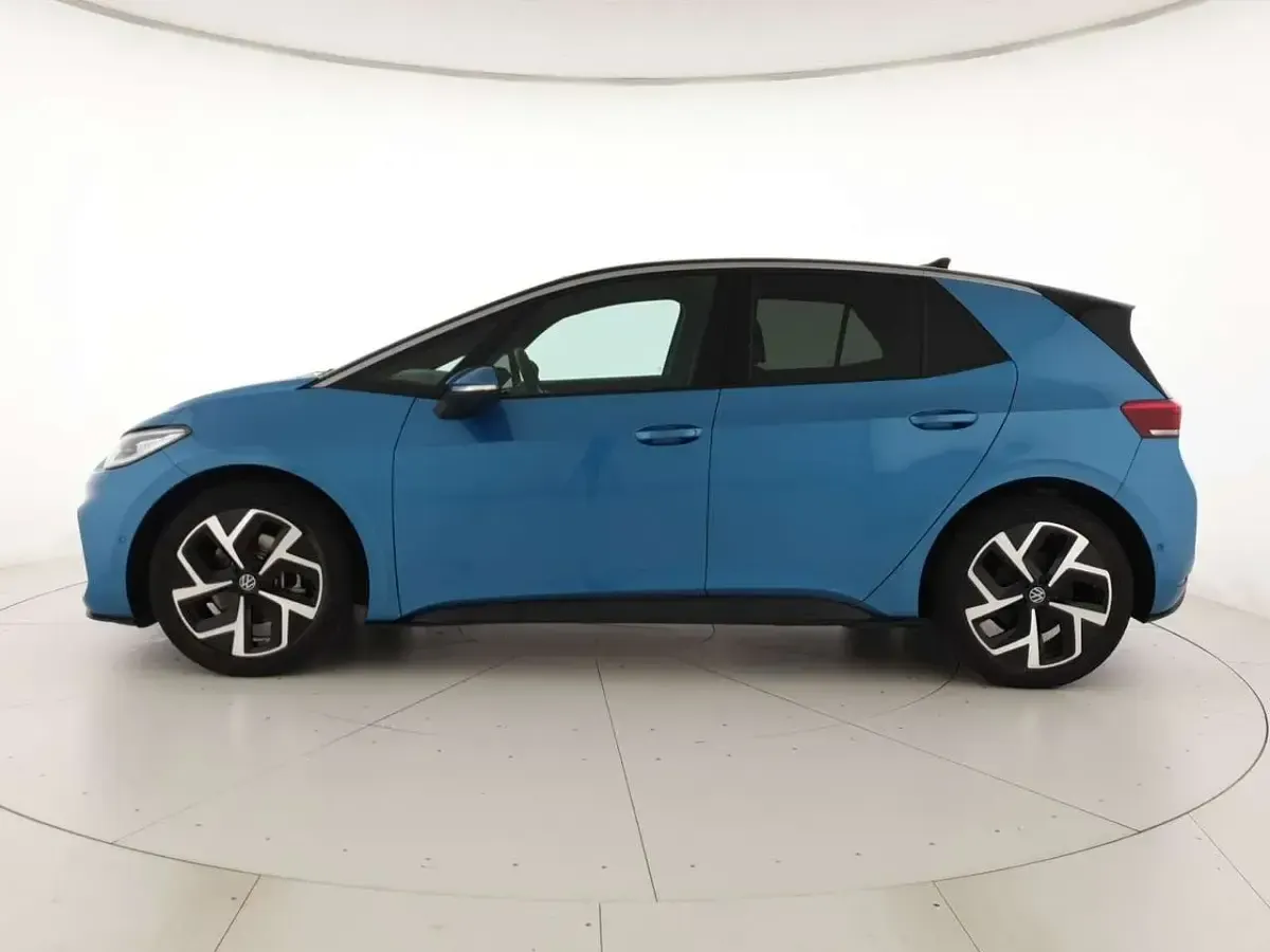Usata VW ID.3 Pro Performance 150 kW (204 CV) 2024 Costa azul metallizzato nero Utilitaria