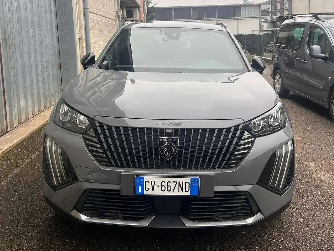 Usata Peugeot 2008 Allure 101 CV (74 kW) 2024 Grigio SUV