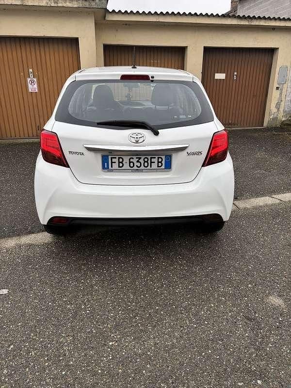 Usata Toyota Yaris Sol 87 CV (63 kW) 2015 Bianco Utilitaria
