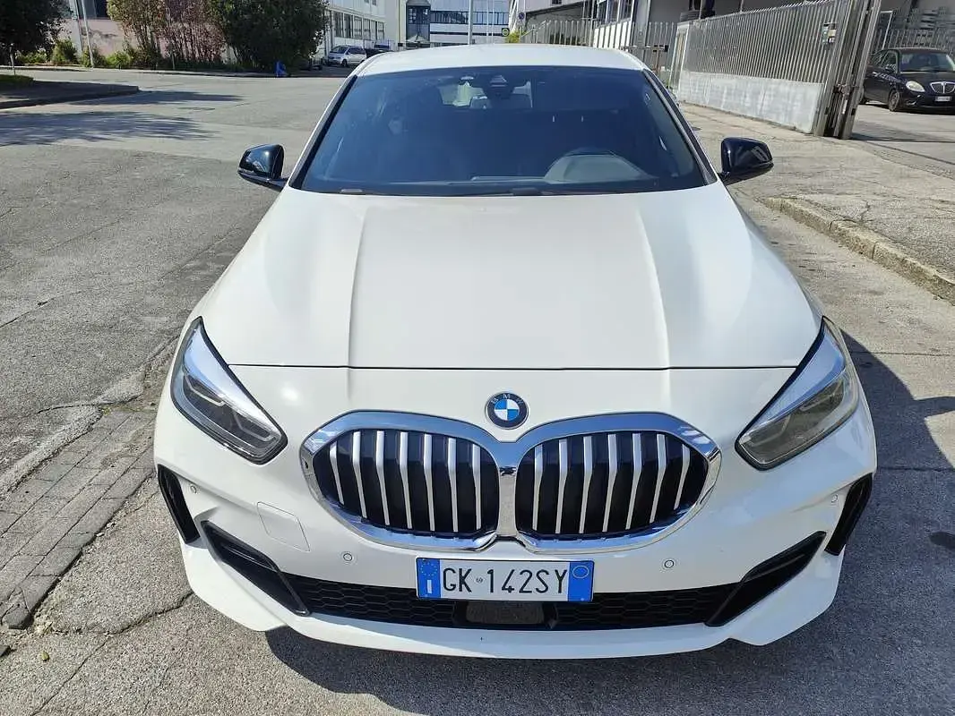 Usata BMW 116 M Sport 109 CV (80 kW) 2022 Bianco Utilitaria