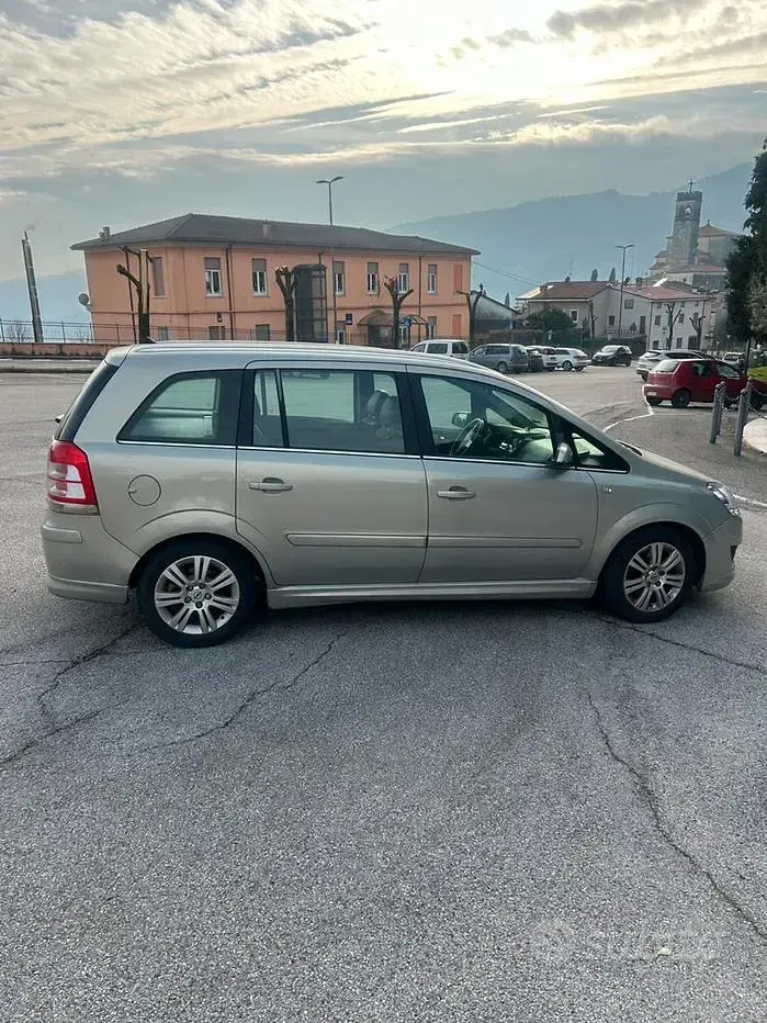 Usata Opel Zafira 2008 Grigio Monovolume