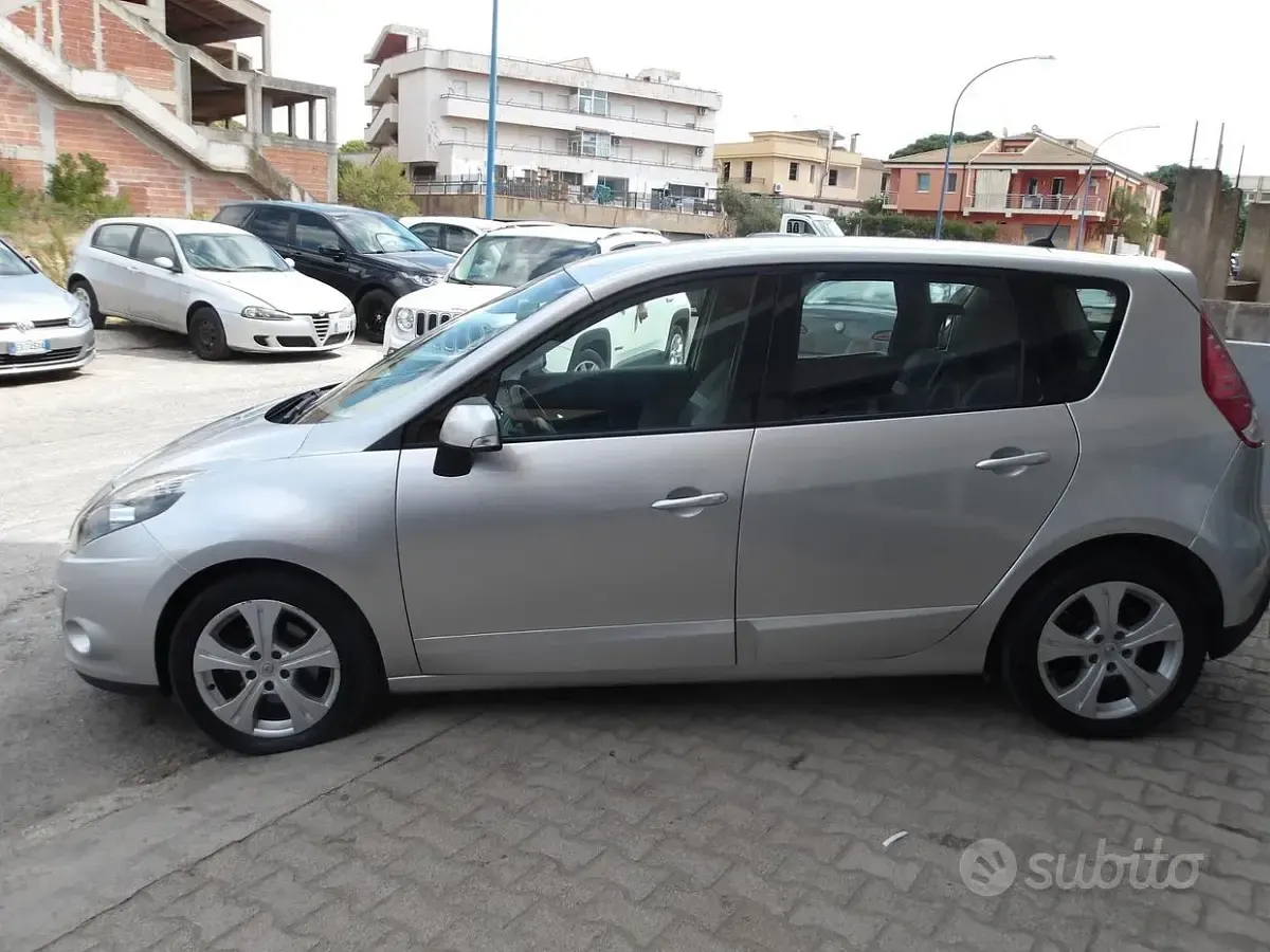 Usata Renault Scenic E-Tech Luxe 110 CV (80 kW) 2011 Grigio Monovolume