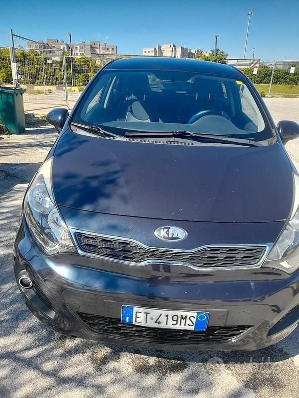 Usata Kia Rio LX 85 CV (62 kW) 2013 Grigio Berlina