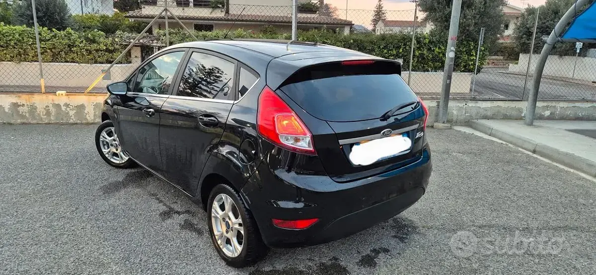 Begagnad Ford Fiesta 97 HK (71 kW) 2015 Svart Halvkombi