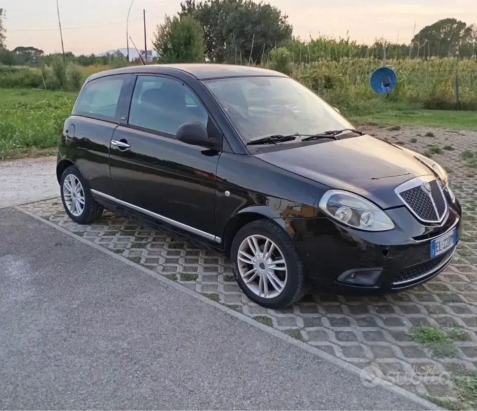 Usata Lancia Ypsilon 69 CV (50 kW) 2012 Bluazzurro Utilitaria
