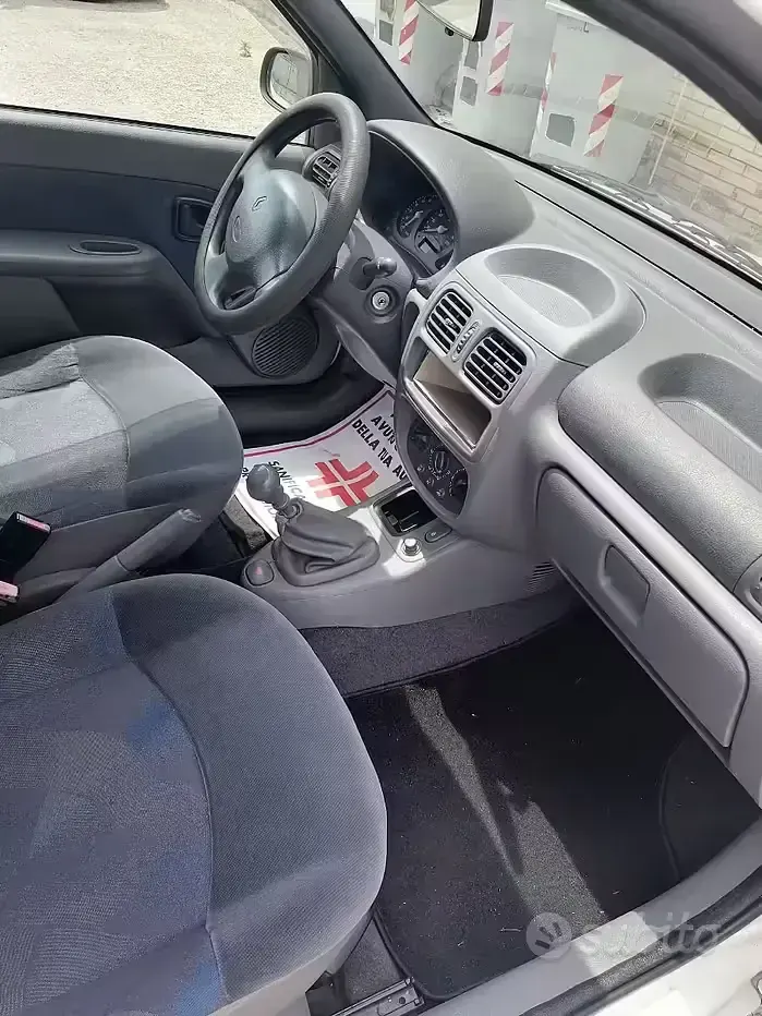 Usata Renault Clio II 58 CV (42 kW) 1998 Bianco Berlina